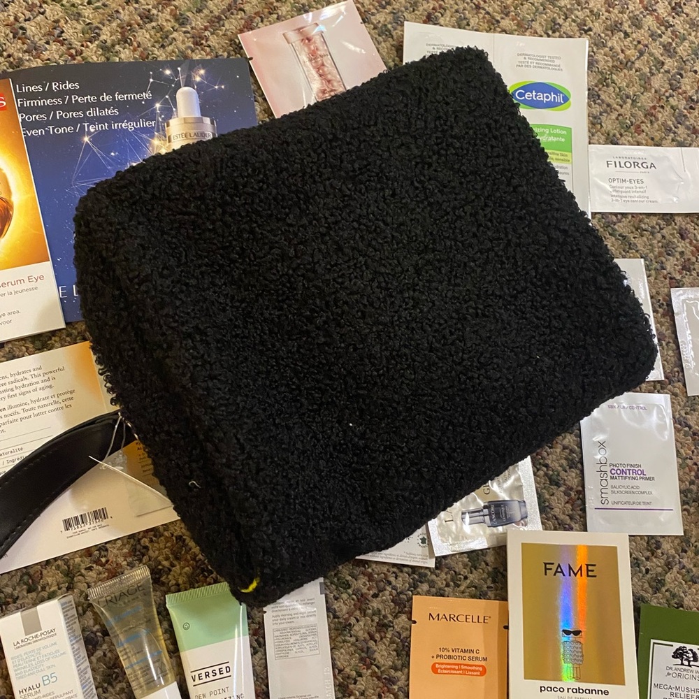 very fluffy, cute bag! Including 23 items !